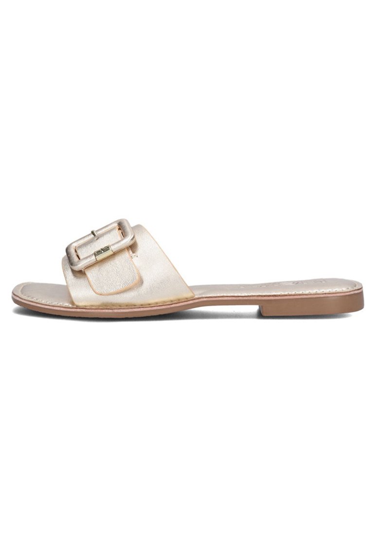 Gouden leren slip-on sandaal met een brede band met een rechthoekige gesp. Platte zool met lichtbruine accenten. Gladde textuur.
