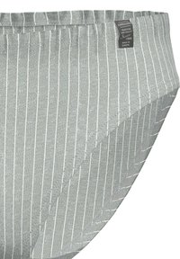 Fondo bikini grigio chiaro con tessuto texture a righe verticali bianche, vita elastica e un'etichetta che indica il marchio e l'origine.