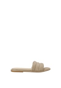 Sandale plate beige avec une large bride matelassée et rembourrée et une semelle fine, vue de côté sur fond blanc.