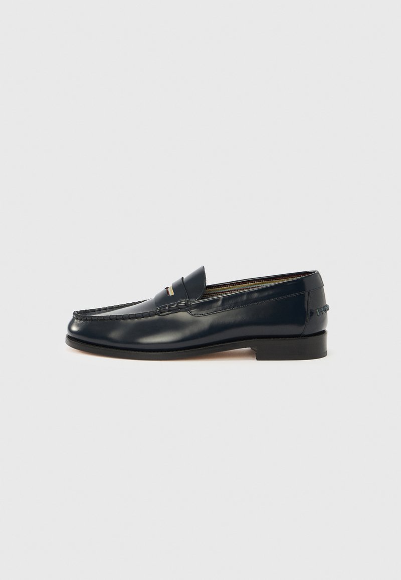 Marineblauwe leren loafers met een mocassinnaad, decoratieve stiksels, een kleine hak en een contrasterend gestreept detail op de wreef. Glad oppervlak.