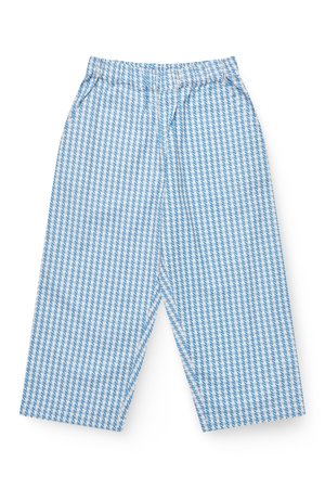 Svetlo modre in bele karirane hlače z elastičnim pasom in ravnimi hlačnicami, prikazane na belem ozadju.