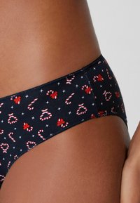 Granatowe bikini z tkaniny z wzorem cukierkowych lasek i kokardek, o gładkiej fakturze i elastycznym pasie dla komfortu.