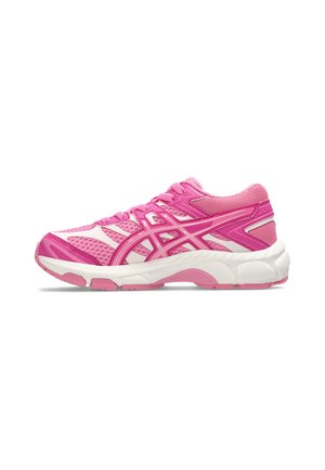 Sneaker sportiva rosa e bianca con pannelli in mesh, sovrapposizioni sintetiche, chiusura frontale con lacci e suola spessa e imbottita su sfondo bianco.