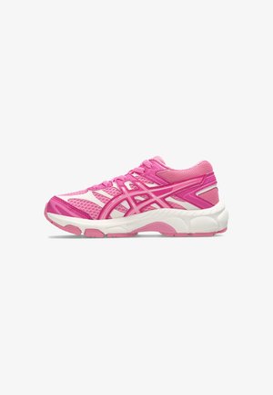 Roze en witte sportsneaker met meshpanelen, synthetische overlays, veters aan de voorkant en dikke gewatteerde zool op een witte achtergrond.