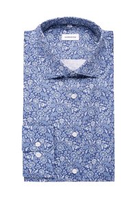 Blauwe blouse met lange mouwen, met een wit bloem- en paisleypatroon, witte knopen en een omgeslagen kraag.