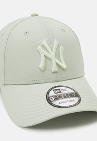 Hellgrüner Baseballcap mit gesticktem NY-Logo, verstellbarem Riemen, strukturiertem Schirm und texturiertem Stoff. Auf dem Schirm befindet sich ein Markenetikett.