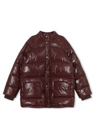Bordeauxkleurige pufferjack met een glanzende afwerking, met een hoge kraag, drukknoopsluitingen en twee voorzakken. Zachte mouwboorden zorgen voor extra warmte.