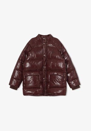 Burgunderfarbene Pufferjacke mit glänzender Oberfläche, hochgeschlossen, mit Druckknöpfen und zwei Fronttaschen. Weiche Bündchen an den Ärmeln sorgen für zusätzliche Wärme.