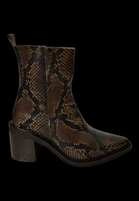 Botas de tobillo de piel de serpiente en tonos marrón y negro con punta afilada, tacón de bloque y detalles de superficie texturizada. Presentan una lengüeta en la parte posterior.