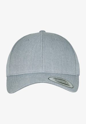 Állítható szürke baseball sapka, textúrált anyagból, ívelt karimával és kerek tetejével, a karima alsó részén kör alakú címkével.