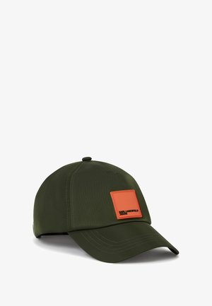 Olivově zelená baseballová kšiltovka se strukturovaným designem, která má oranžový obdélníkový nášivku s textem značky a zakřivený kšilt.