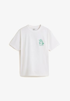 T-shirt en coton blanc avec une impression graphique verte. Manches courtes, col rond, avec un design "HELP" et un texte notable en dessous.