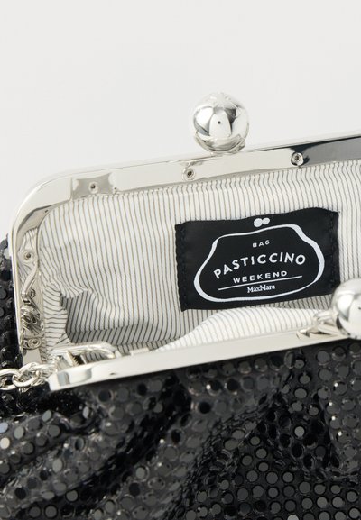 Μαύρο τσαντάκι φάκελος με παγιέτες και μεταλλικό πλαίσιο. Το εσωτερικό διαθέτει ριγη ύφανση και ετικέτα με την ένδειξη "Pasticcino Weekend MaxMara."