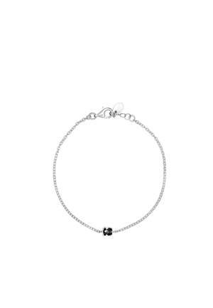 Srebrna bransoletka łańcuszkowa z zapięciem na homara, z małą czarną kulką na środku. Łańcuch ma delikatną fakturę i klasyczny design.