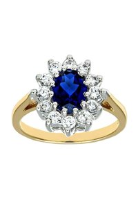 Anello in oro con zaffiro blu ovale centrale, circondato da un alone di diamanti bianchi tondi incastonati in metallo di tono argenteo.