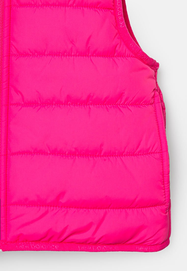 Gilet bouffant rose avec texture matelassée et design sans manches. Présente une surface en tissu lisse et un ourlet droit.