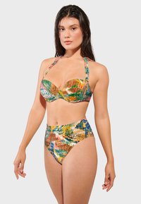 Färggsatt bikini-set som har en vadderad, axelbandslös topp med geometrisk mönstring och hög midja med botten i livliga nyanser av grönt, orange och blått.