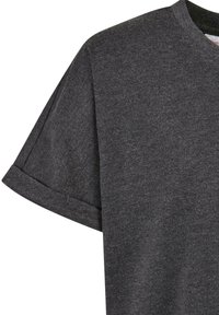 Mørkegrå kortærmet bomulds T-shirt med opfoldede manchetter og rund halsudskæring, vist fra skulderen til midten af torsoen.