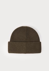 Braune gerippte Mütze mit umgeschlagenem Bündchen, die ein strukturiertes Strickmuster aufweist. Die Form ist rund mit einem engen Sitzdesign.
