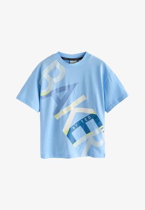 T-shirt azzurra chiara a maniche corte con testo diagonale sovradimensionato "BAKER BY TED BAKER" in tonalità miste di blu e bianco sulla parte anteriore.