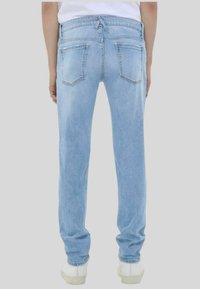 Jeans in denim blu chiaro con vestibilità a gamba dritta, dotati di cinque tasche, cuciture in contrasto e vita con cordoncino.