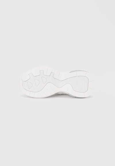 Λευκή σόλα αθλητικού παπουτσιού από καουτσούκ με υφασμένη επιφάνεια, διαθέτει μοτίβο πέλματος και ανθεκτική πρόσφυση, σχεδιασμένη για άνεση και αντοχή.