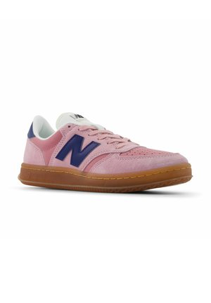 Rosa Wildlederschuh mit marineblauen Akzenten, Schnürdesign, weißem Innenfutter und Gummisohle mit strukturiertem Grip sowie gelben Nähten.