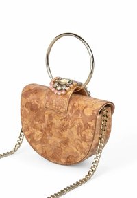 Bolso de textura de corcho en taupe con hardware dorado, asa circular y acentos de gema decorativos en la solapa. Se incluye una correa de cadena.