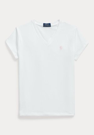 Bílé tričko Polo Ralph Lauren s krátkým rukávem a výstřihem do V s malým růžovým vyšívaným logem na levé straně hrudi.