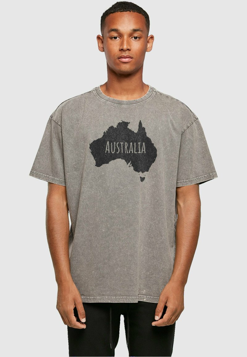 Grijze oversized T-shirt van katoen met een ronde hals. Voorzien van een zwarte silhouet van Australië en het woord "Australië" op de voorkant gedrukt.