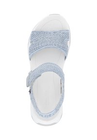 Sandale bleu clair avec tige tissée et sangles ajustables, dotée d'une semelle blanche texturée et d'un design ouvert pour la ventilation.