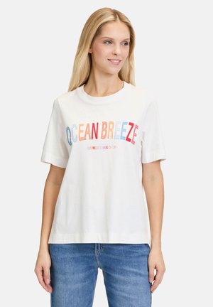 T-shirt en coton blanc à manches courtes, avec un texte multicolore "OCEAN BREEZE" et "SUMMER VIBES ONLY" dans diverses polices en gras.