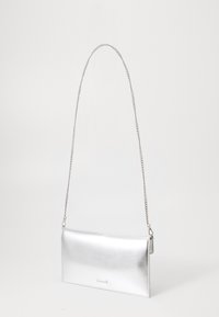 Borsa a tracolla argento metallico con una superficie liscia, forma rettangolare e una sottile catena. Presenta un design minimalista senza accenti hardware visibili.