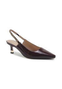 Burgunderfarbene patentierte Slingback-Schuhe mit spitzem Zehenbereich, ausgestattet mit einem kontrastierenden strukturierten Riemen und einem niedrigen Blockabsatz mit metallischen Akzenten.