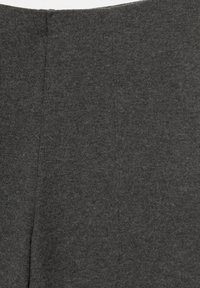 Tummanharmaa kangas, jossa on sileä rakenne, saumaton muotoilu ja minimaaliset ompelutiedot, sopii monipuoliseen tyylittelyyn.