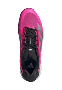 Kirkas vaaleanpunainen ja musta Adidas-juoksukenkä mustilla nauhoilla ja hopeisilla raidoilla, katsottuna ylhäältä päin, jossa näkyy ilmanvaihtodetaljit.