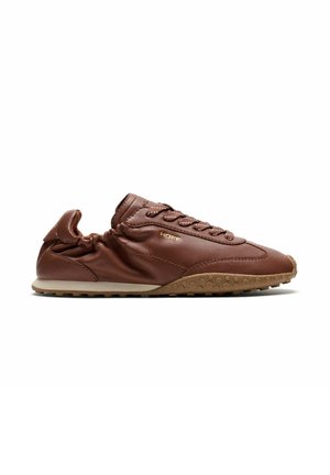 Zapatilla de correr de cuero marrón con suela de goma texturizada, cordones y collarín elástico en el talón, marcada con "HOFF" en el lateral.