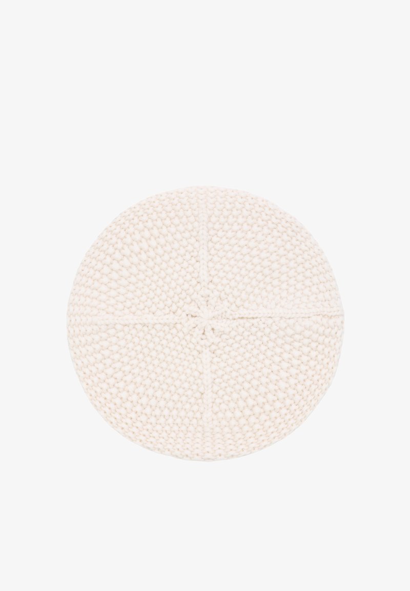 Béret rond tricoté couleur crème avec un motif texturé et un petit centre surélevé sur fond blanc.