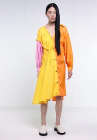 Brogger EXCLUSIVE AGATHA DRESS - Blusenkleid - sun yellow/pink/orange