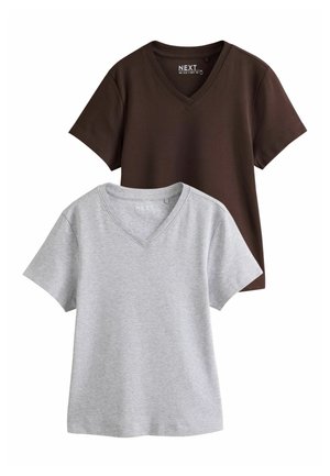 Deux t-shirts unis à manches courtes et col en V, un marron et un gris clair, présentés à plat avec le t-shirt gris devant.