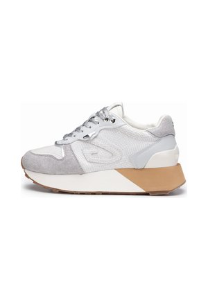 Scarpa da ginnastica in mesh bianco e grigio con lacci argento, lato testurizzato e suola spessa bicolore beige e bianca.