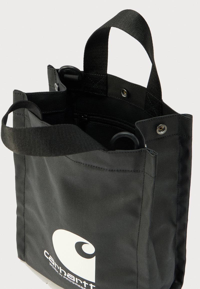 Borsa a tracolla in tessuto nero con due manici, con un logo bianco su un lato e una tasca interna con cerniera sicura. Materiale robusto e design compatto.