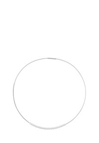 Zilveren draadketting met een delicate rij kleine witte parels. Het ontwerp is minimalistisch met een gladde, strakke afwerking.