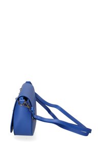 Borsa in pelle sintetica blu con design piatto, tracolla removibile e dettagli in metallo argentato. Caratterizzata da una texture liscia e linee pulite.