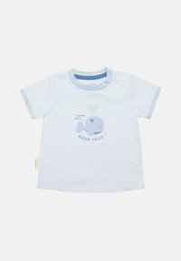Camisa de manga corta a rayas azul claro, hecha de tela suave, con un gráfico de una ballena y el texto "OCEAN TALES" en el centro.