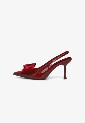 Rote Lackleder Slingback-Pumps mit spitzem Fuß und einem Samtblumenakzent auf dem Vorderfuß, mit einem dünnen hohen Absatz.