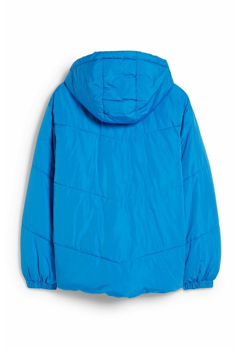 Chaqueta de plumas azul brillante con capucha, que presenta un patrón acolchado, puños elásticos y un ajuste relajado. Material suave y texturizado.