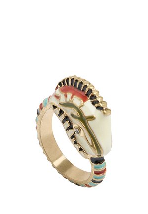 Złoty pierścionek z detaliczną, wielokolorową emaliowaną głową konia z czarnymi, czerwonymi, turkusowymi i kremowymi akcentami wokół obrączki.