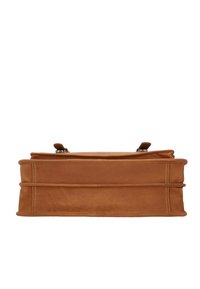 Rechteckige braune Ledertasche, von der unteren Seite seitlich gesehen, mit sichtbaren Nähten und zwei Riemen oben vor weißem Hintergrund.