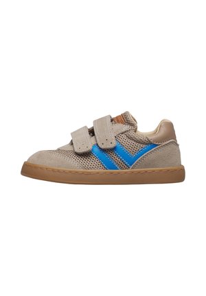 Sneaker beige da bambino con strisce laterali blu, tomaia in mesh e suede, due cinturini con chiusura a velcro e suola in gomma marrone.